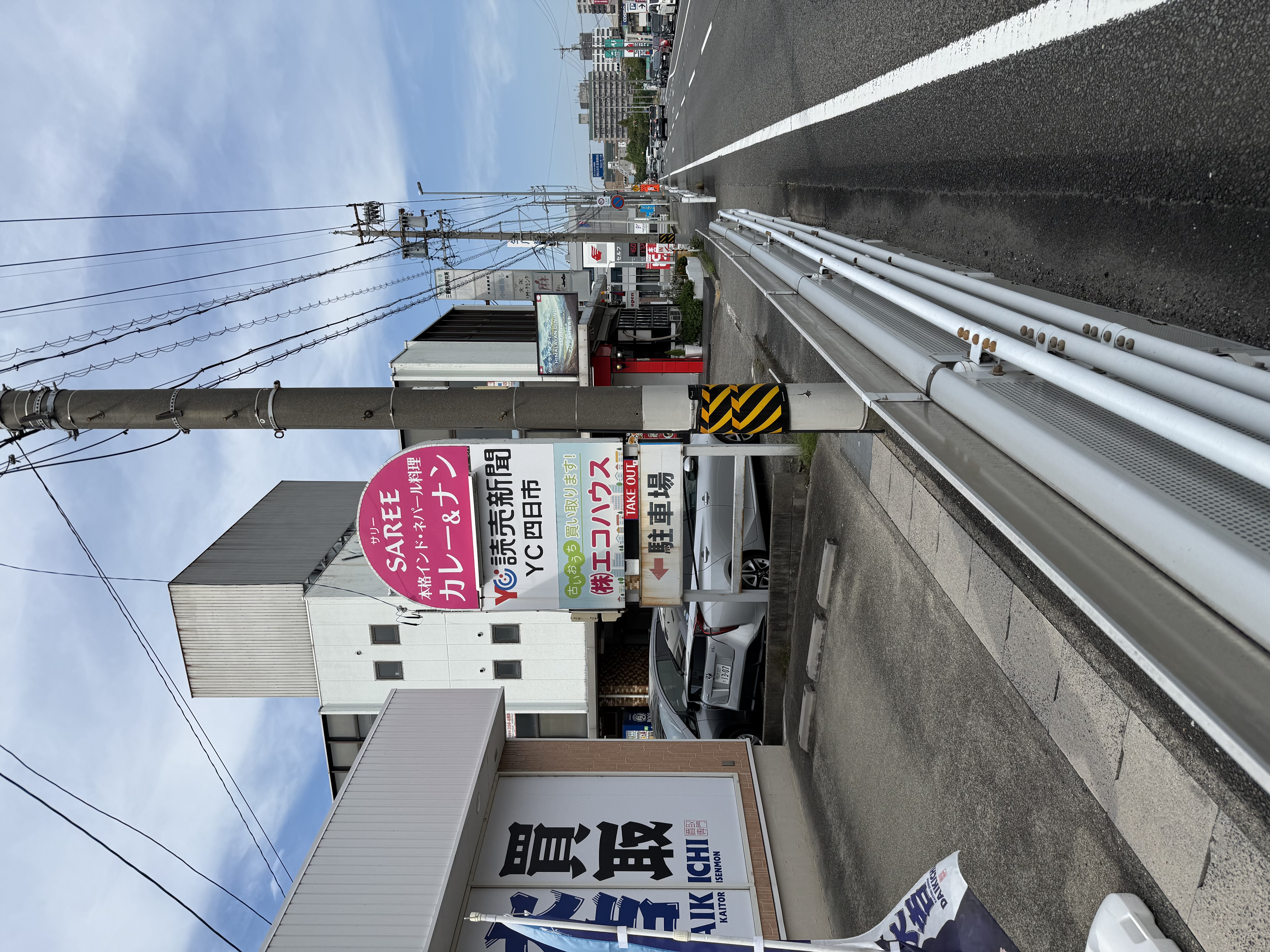 ネパール料理店「サリー」駐車場への案内が見える道路側の写真