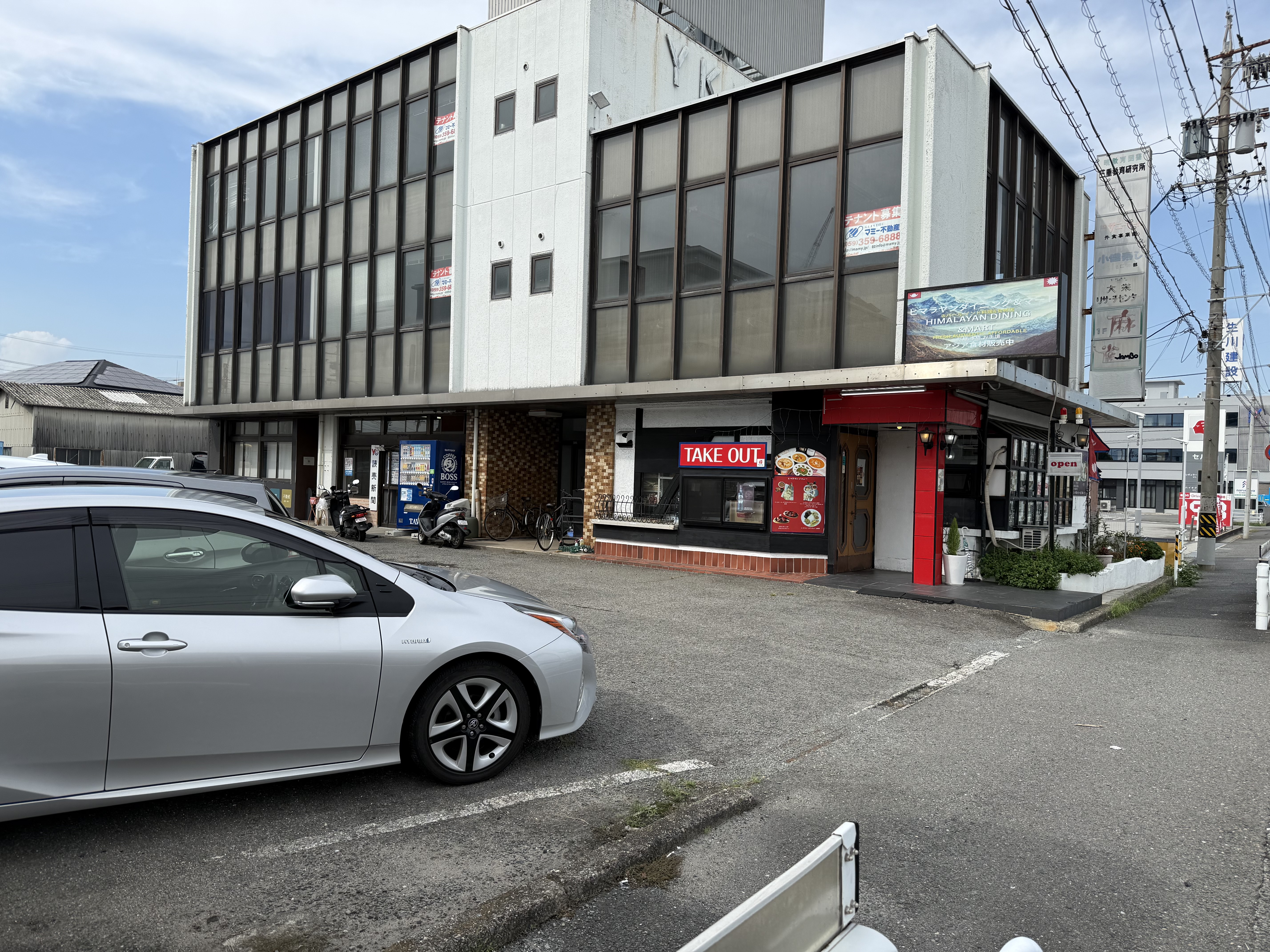 ネパール料理店「サリー」駐車場の建物側から見た写真